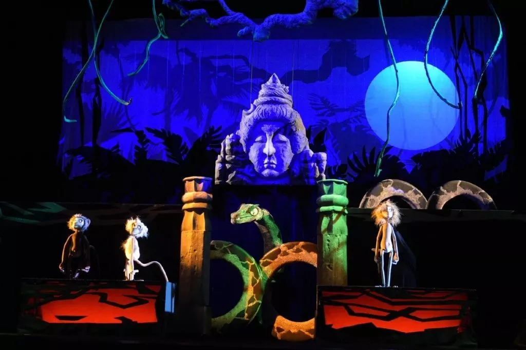                             Театры и кино                          