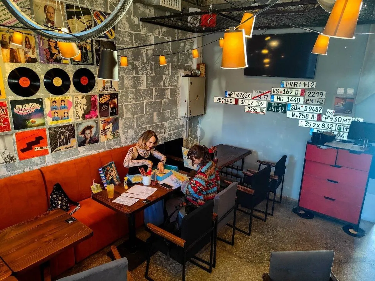 «Але, гараж»: все виды топлива, съедобный ремкомплект и ретро-атмосфера в тюменском баре