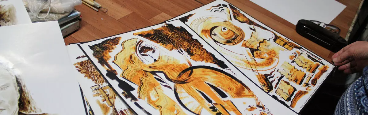 Портрет из нефти: тюменская художница нашла необычное применение черному золоту