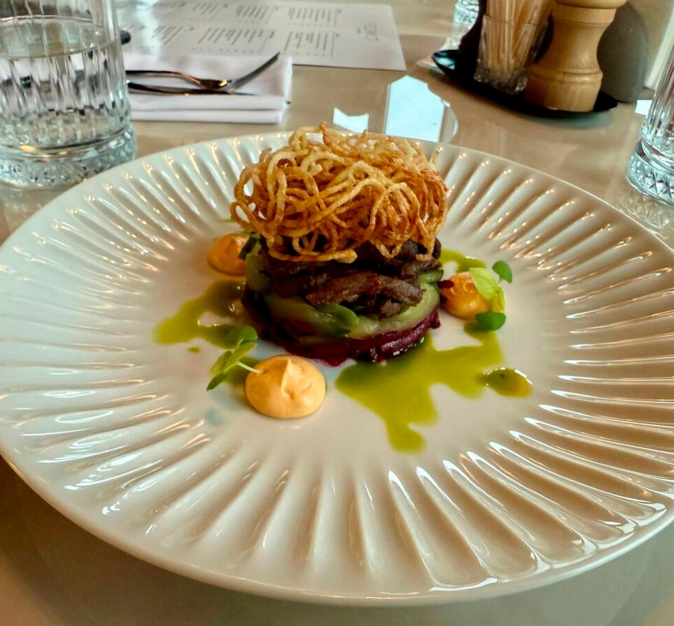 Морковный майонез, паштет из Жар-птицы, страчателла из сулугуни: фьюжн-кухня в Тобольске