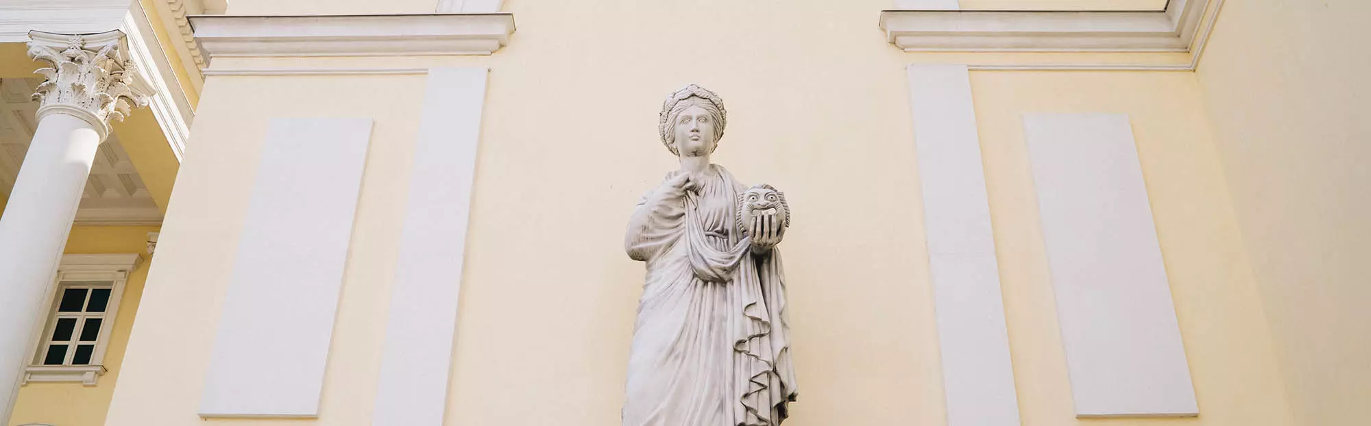 Есть ли в тюменском театре призраки? И сколько получают актеры? Идем на удивительную экскурсию по драмтеатру