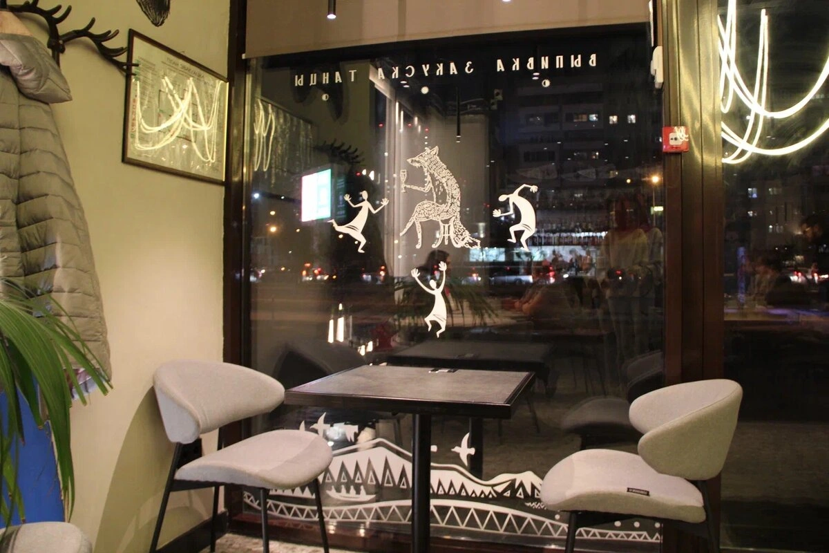 Строганина из оленины и необычные напитки 2-5