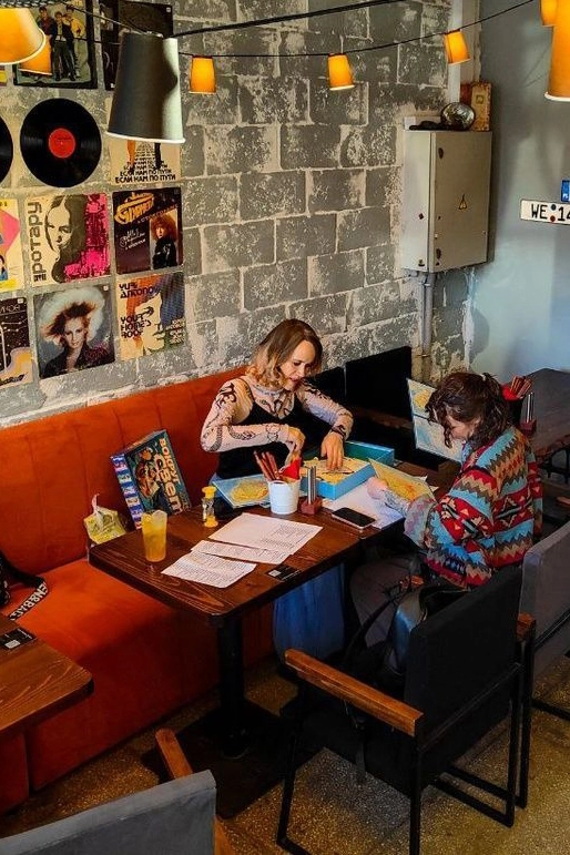 «Але, гараж»: все виды топлива, съедобный ремкомплект и ретро-атмосфера в тюменском баре