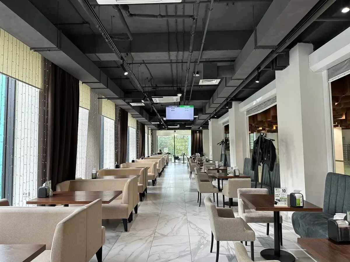 Удивительное рядом: ресторан в Тюмени, где заказы приносит робот