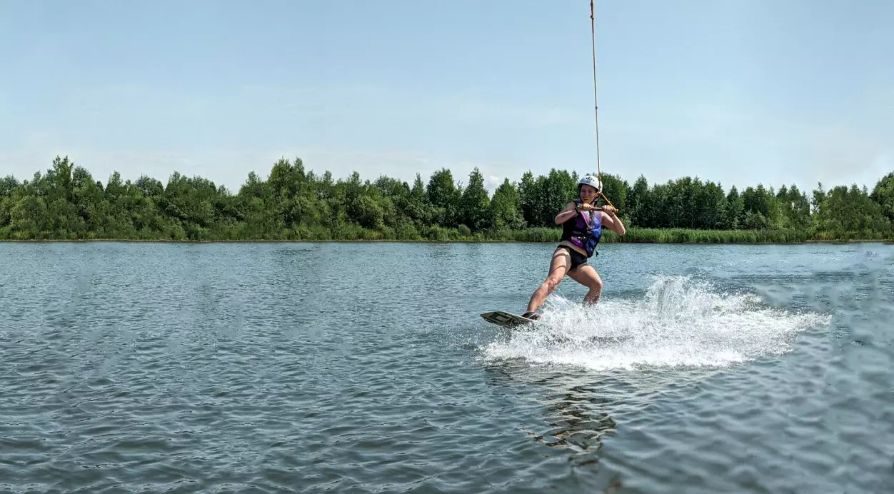 Вейкбординг: научилась стоять на воде за 15 минут
