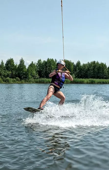 Вейкбординг: научилась стоять на воде за 15 минут