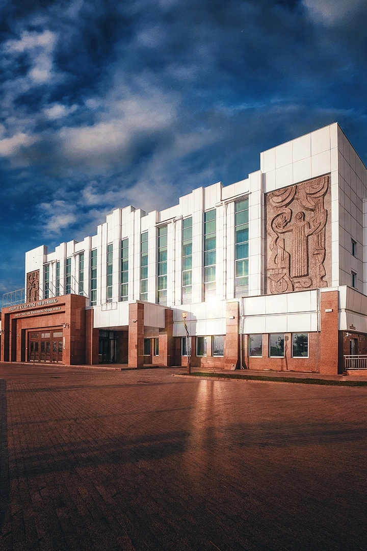 Что скрывает Дворец культуры «Нефтяник» за парадными дверями: история, закулисье, мероприятия