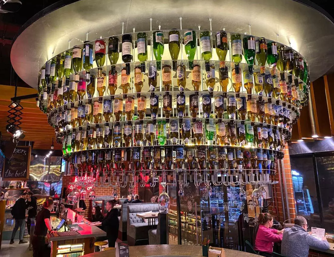 Бар с огромной люстрой из бутылок: куда сходить в Тюмени, если хочется пенного