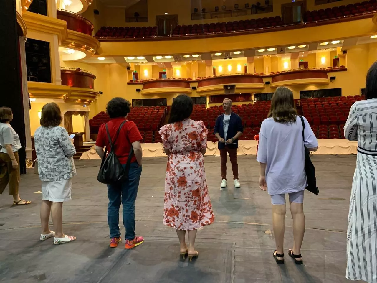 Есть ли в тюменском театре призраки? И сколько получают актеры? Идем на удивительную экскурсию по драмтеатру