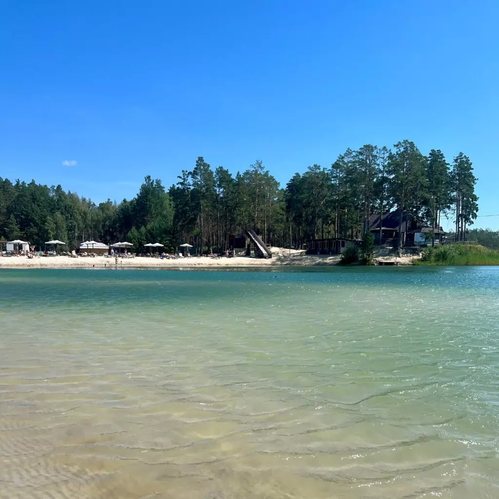 Голубое озеро и белый песок — идеальный союз для жаркого лета. Где найти такой пляж в Тюмени?