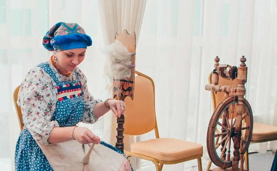 Коклюшки или фриволите: чем заняться?