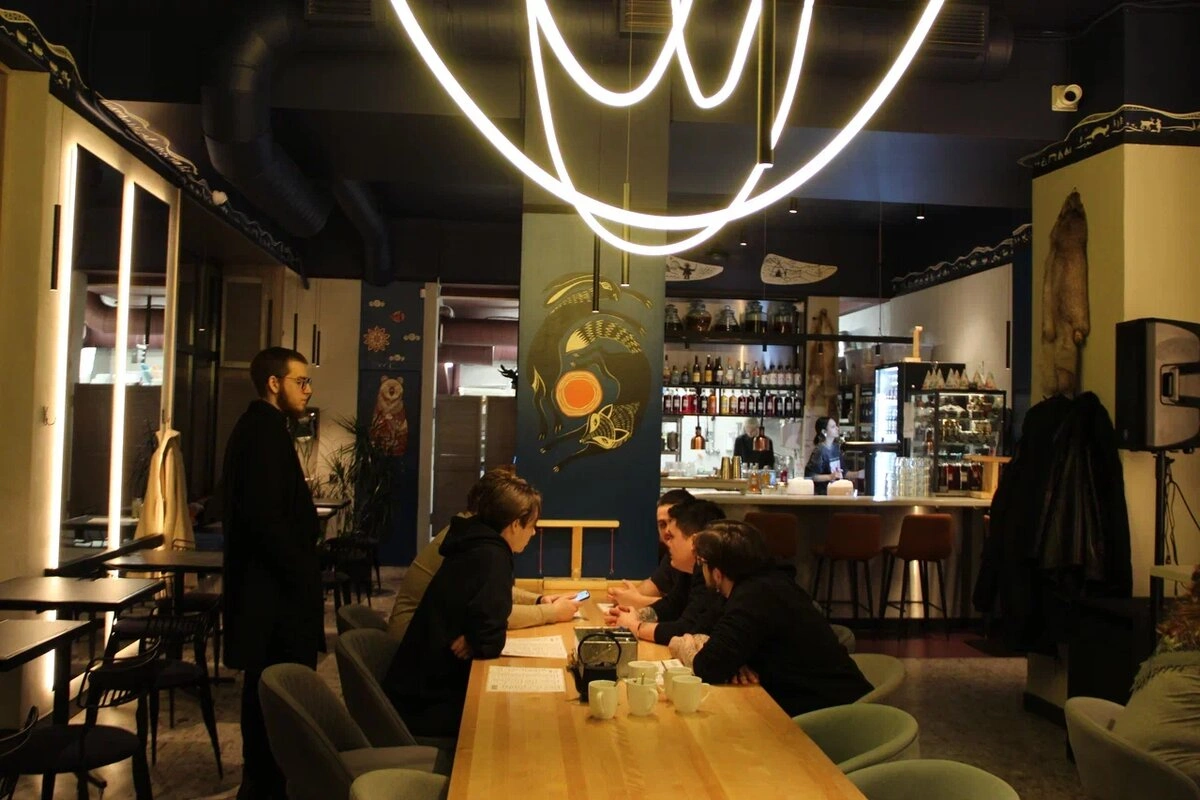 Строганина из оленины и необычные напитки 3