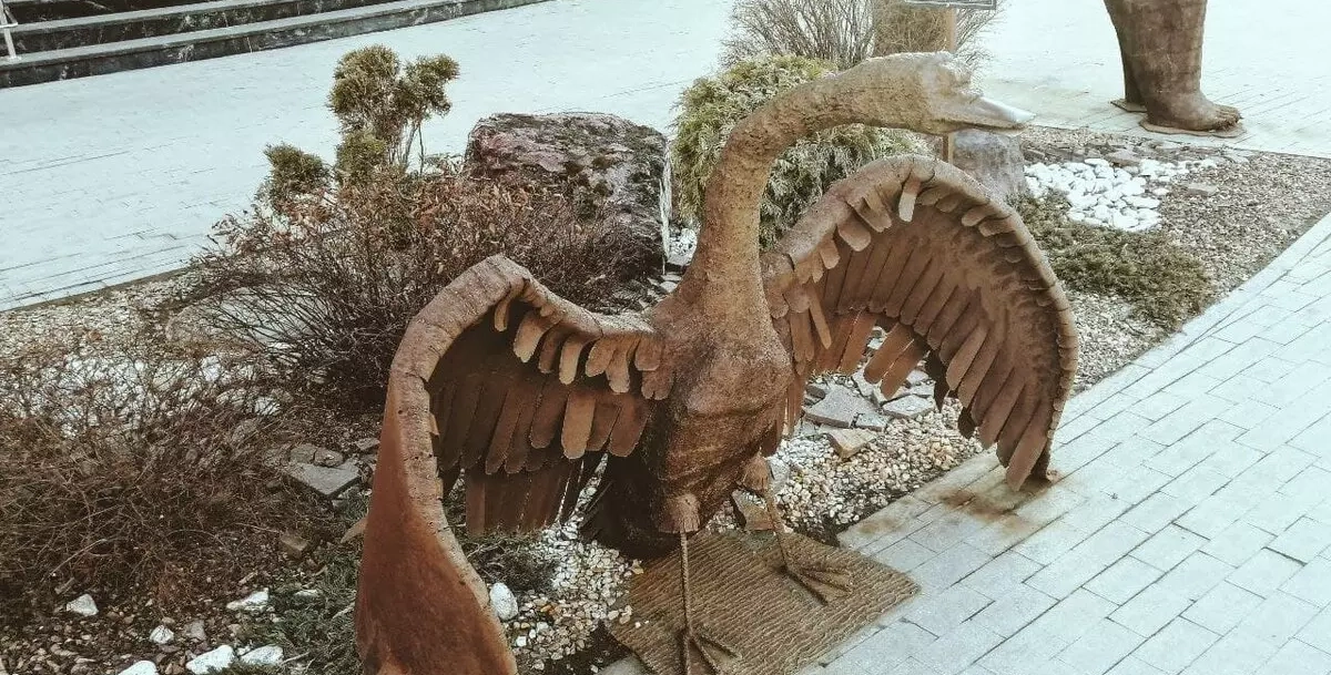 Нашла в городе арт-объекты из арктического мусора. Показываю, рассказываю их историю