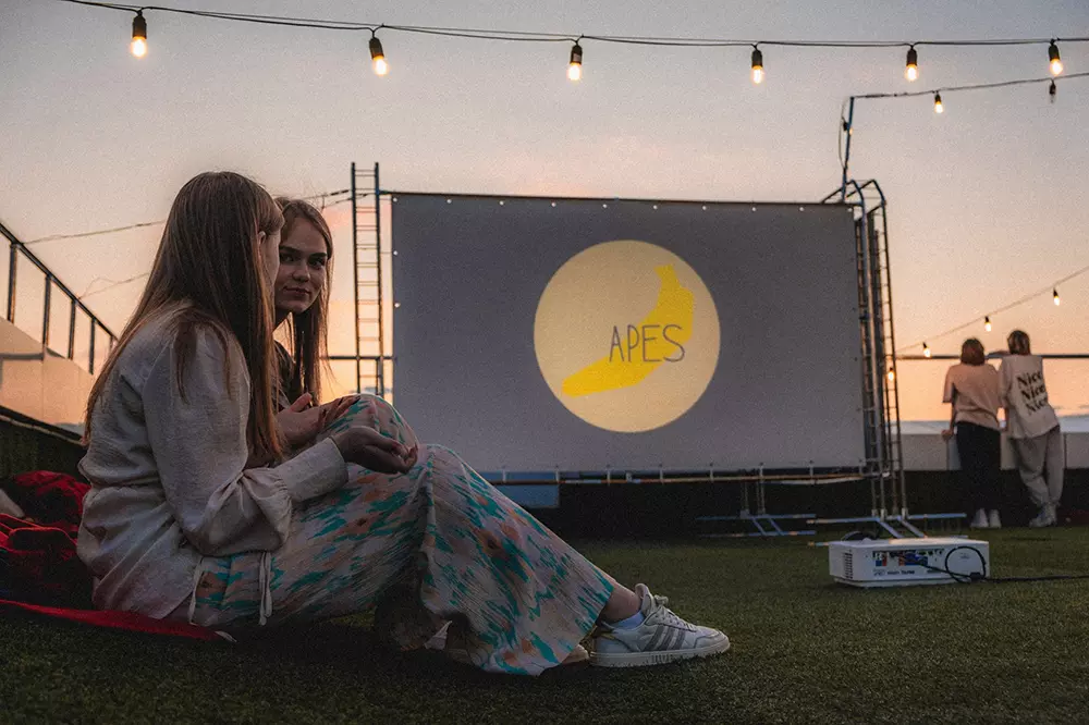 Летний кинотеатр на крыше APES