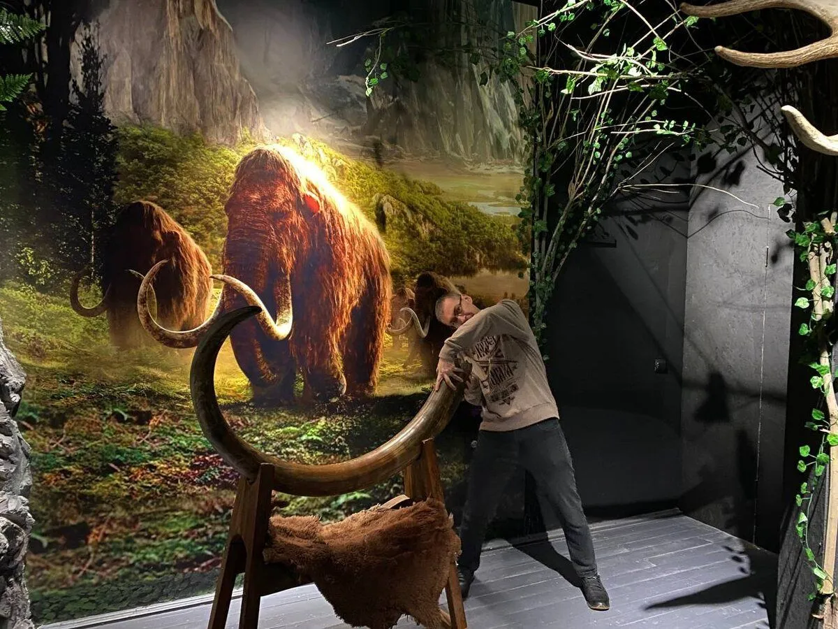 Настоящая пещера и скелет мамонта 2