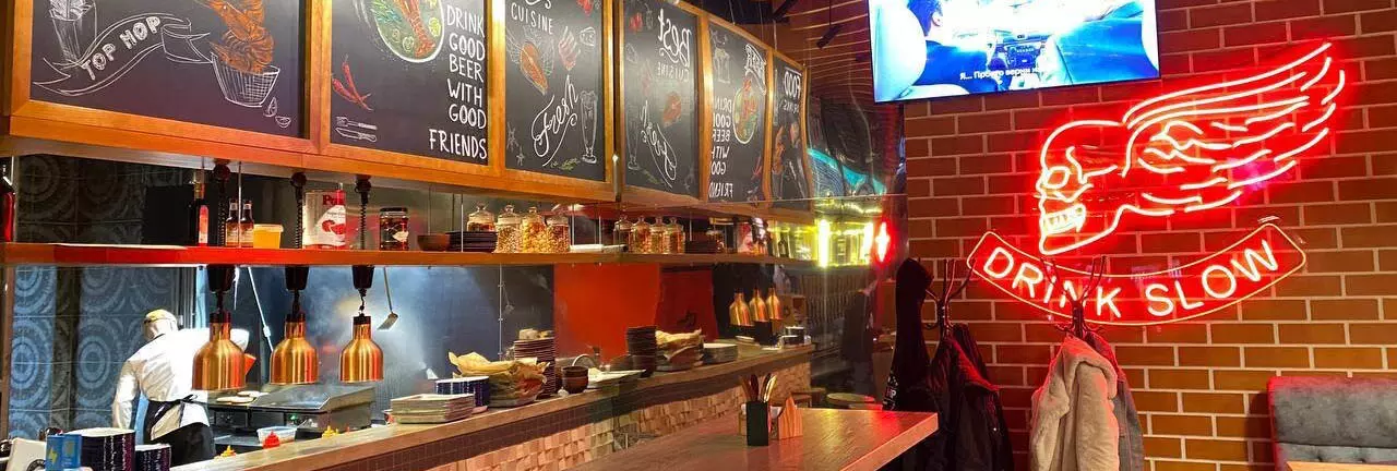 Бар с огромной люстрой из бутылок: куда сходить в Тюмени, если хочется пенного