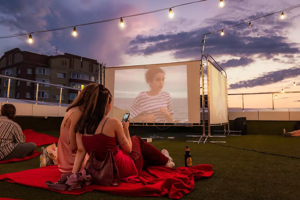 Летний кинотеатр на крыше APES