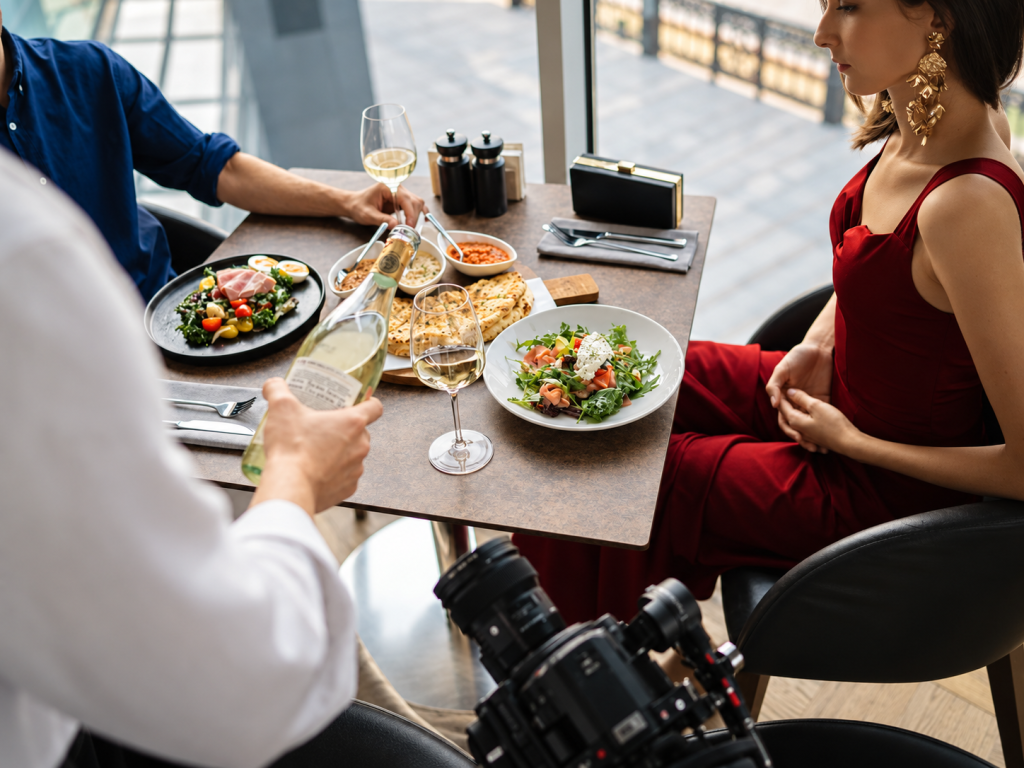 Элегантный ужин у окна.png