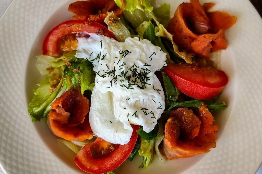 Кухонный лифт, жареные караси и мукомолка: исследуем колоритный тюменский ресторан