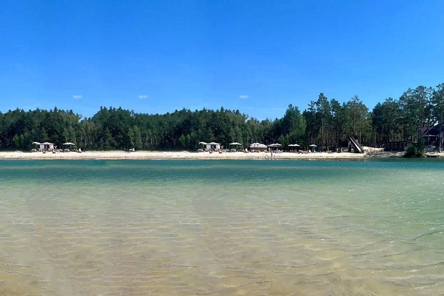 Голубое озеро и белый песок — идеальный союз для жаркого лета. Где найти такой пляж в Тюмени?