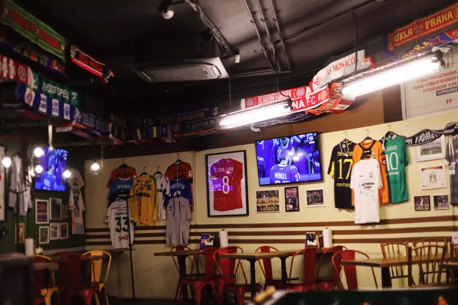Бар для болельщиков в Тюмени: телевизоры, коллекция клубных шарфов и сытное меню