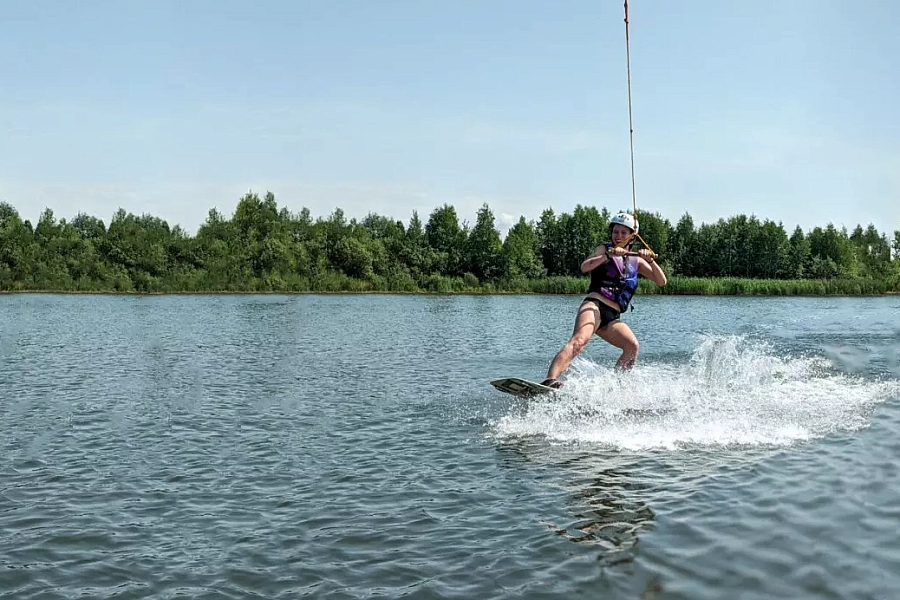 Вейкбординг: научилась стоять на воде за 15 минут