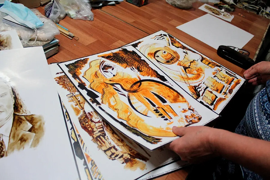 Портрет из нефти: тюменская художница нашла необычное применение черному золоту