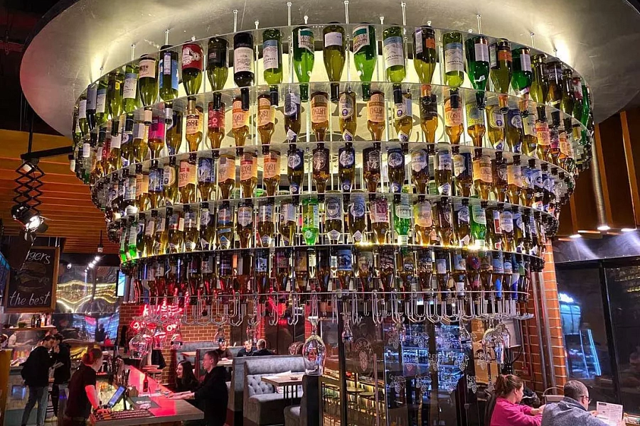 Бар с огромной люстрой из бутылок: куда сходить в Тюмени, если хочется пенного