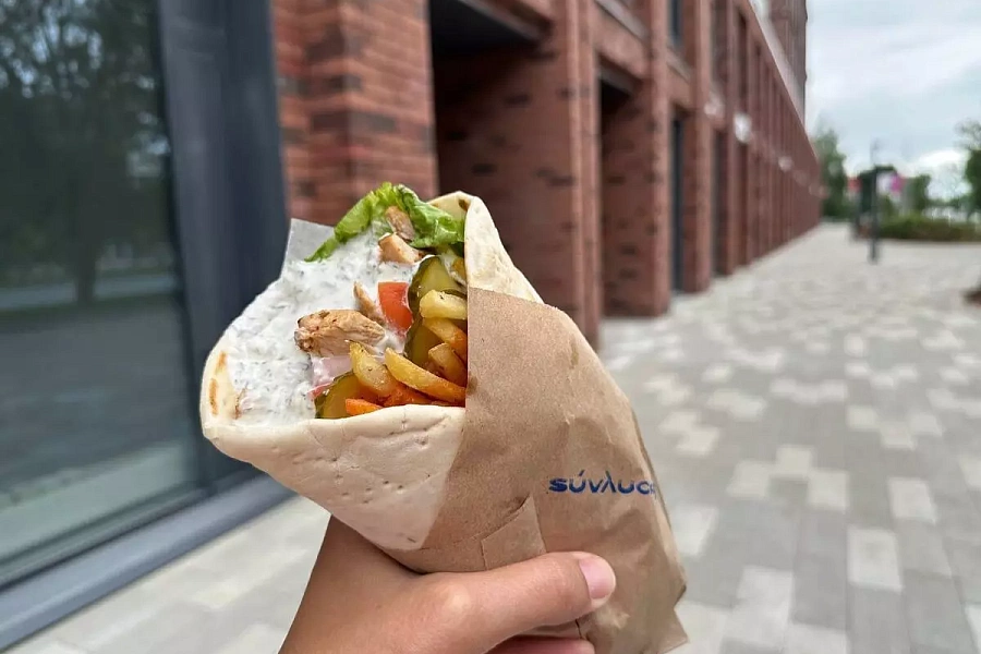 Греческая кухня в Тюмени: пробуем настоящий сувлаки в новом заведении