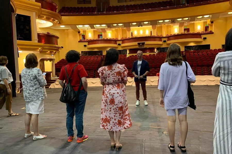 Есть ли в тюменском театре призраки? И сколько получают актеры? Идем на удивительную экскурсию по драмтеатру