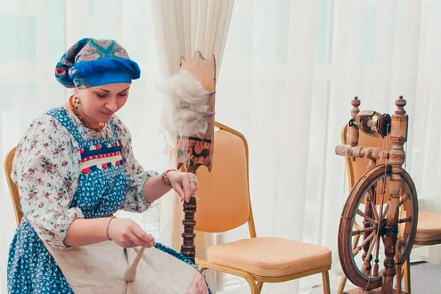 Коклюшки или фриволите: чем заняться?