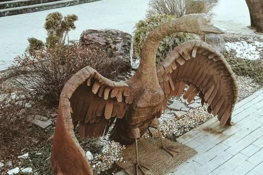 Нашла в городе арт-объекты из арктического мусора. Показываю, рассказываю их историю