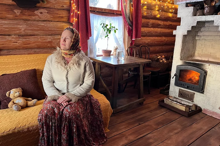 Нашла домик для фотосессий с деревенскими платьями, коромыслом и русской печкой