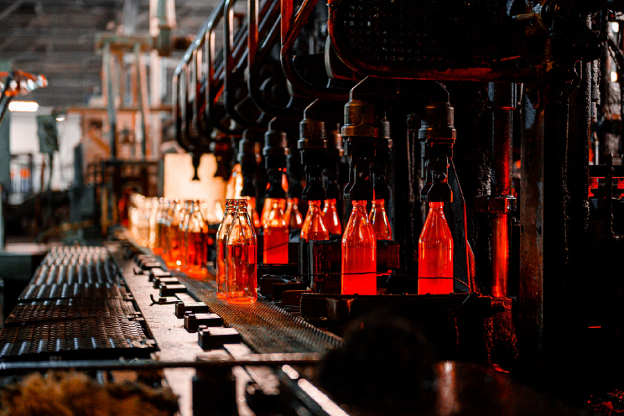 Побывала на заводе и увидела, как делают стекло