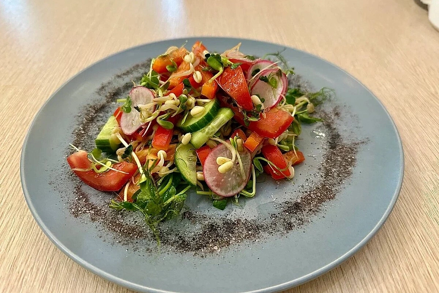 С грядки на стол: кафе в Тюмени, где выращивают зелень и подают гостям