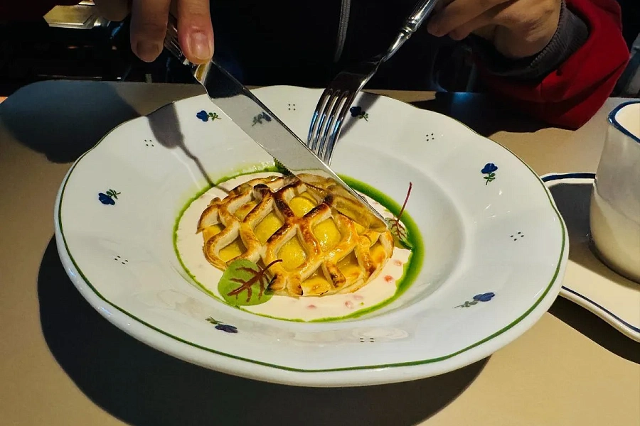 Radis в Тюмени: деревенская кухня, антиквариат и мягкие подоконники