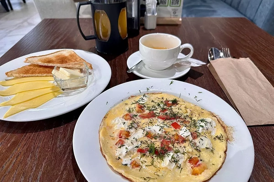 Удивительное рядом: ресторан в Тюмени, где заказы приносит робот